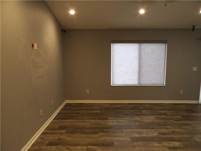 Building Photo - 2258 Antoinette Way