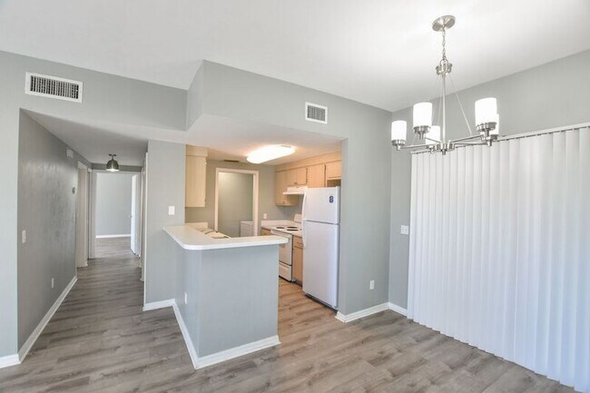 Building Photo - Beautiful 2 Bedroom Apartment