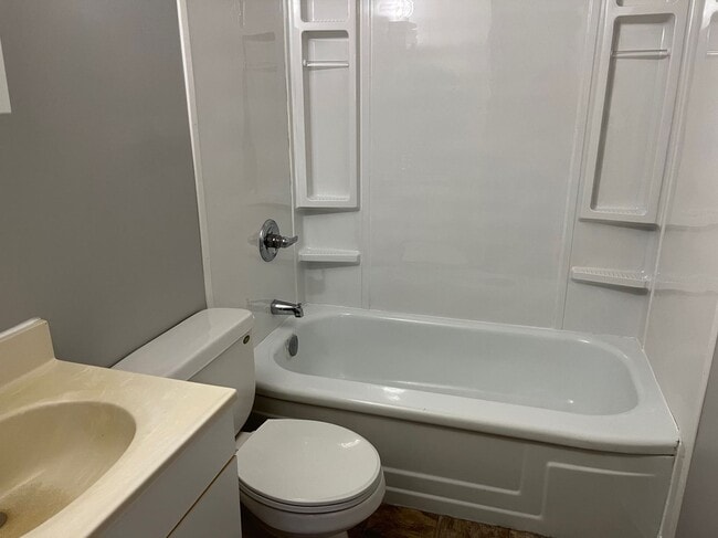 Building Photo - 2 Bed 1 Bath Unit in Red Deer, AB