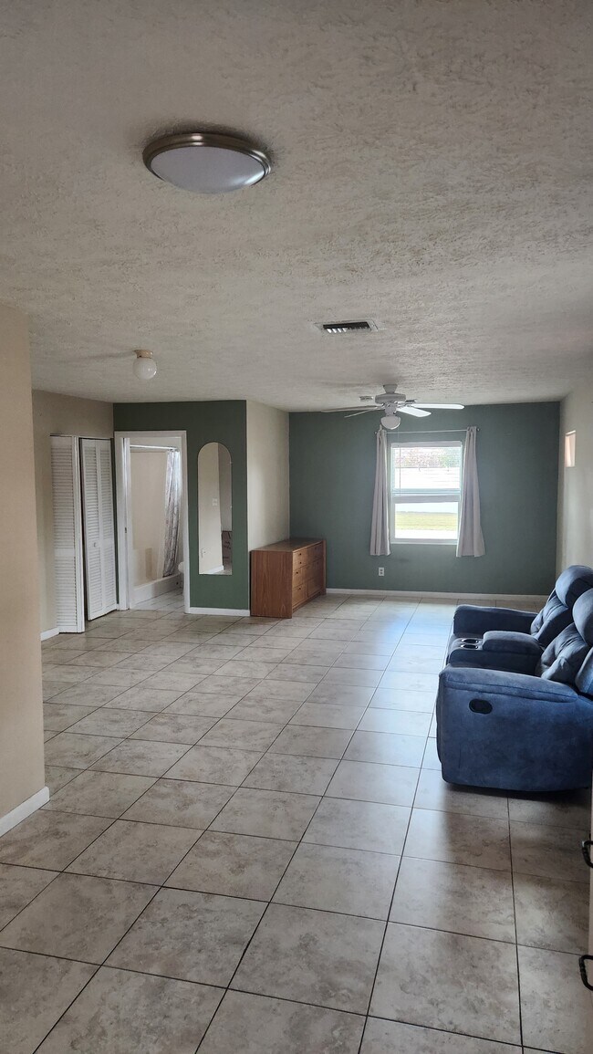 Foto del edificio - 549 SW Fredrica St