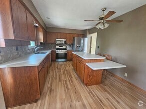 Building Photo - 2100 Birchwood Dr NE
