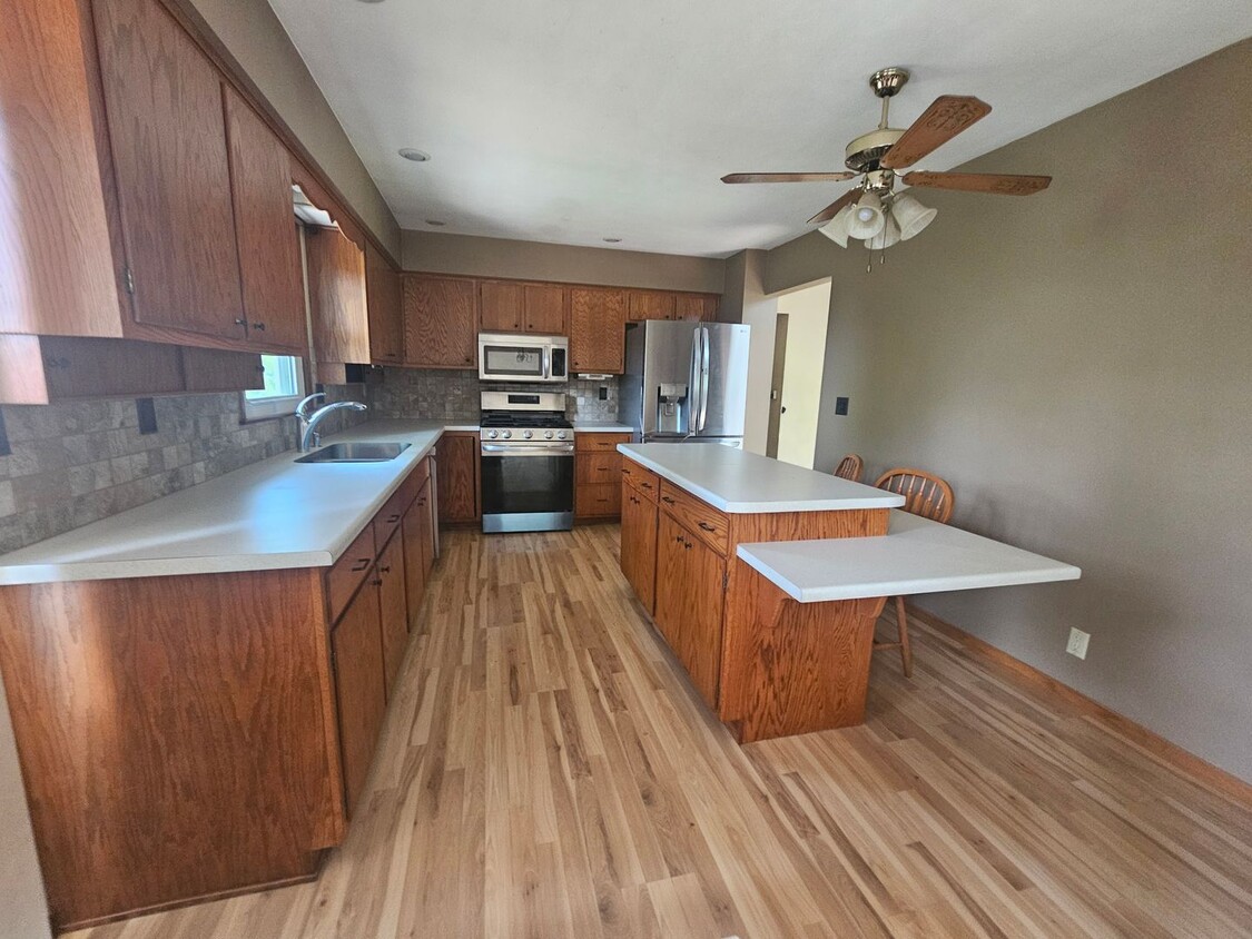 Primary Photo - 3 bedroom 2 bath with additional lower lev...