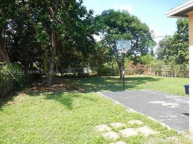 Foto del edificio - 1351 NE 149th St