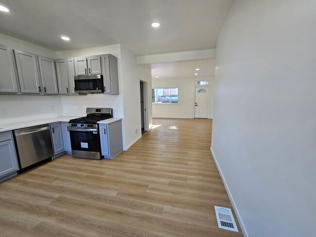 Building Photo - Fully Rehabbed 3 bedroom 2 bathroom house ...