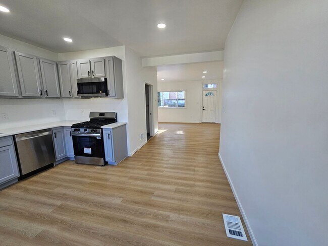 Foto del edificio - Fully Rehabbed 3 bedroom 2 bathroom house ...