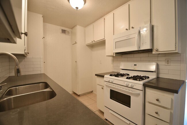Foto del edificio - 25052 Walnut St