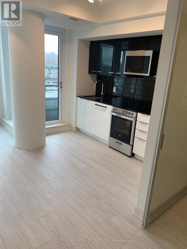 Photo du bâtiment - 306-390 GLEN EVEREST Rd