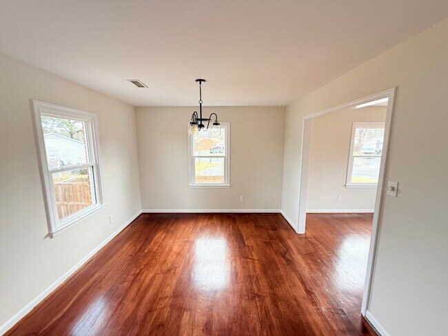 Foto del edificio - 4 Bedroom 2.5 Bath Tri-level home