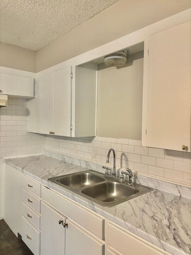 Building Photo - COMING SOON!! 3 Bedroom 2 Bathroom Home!!!