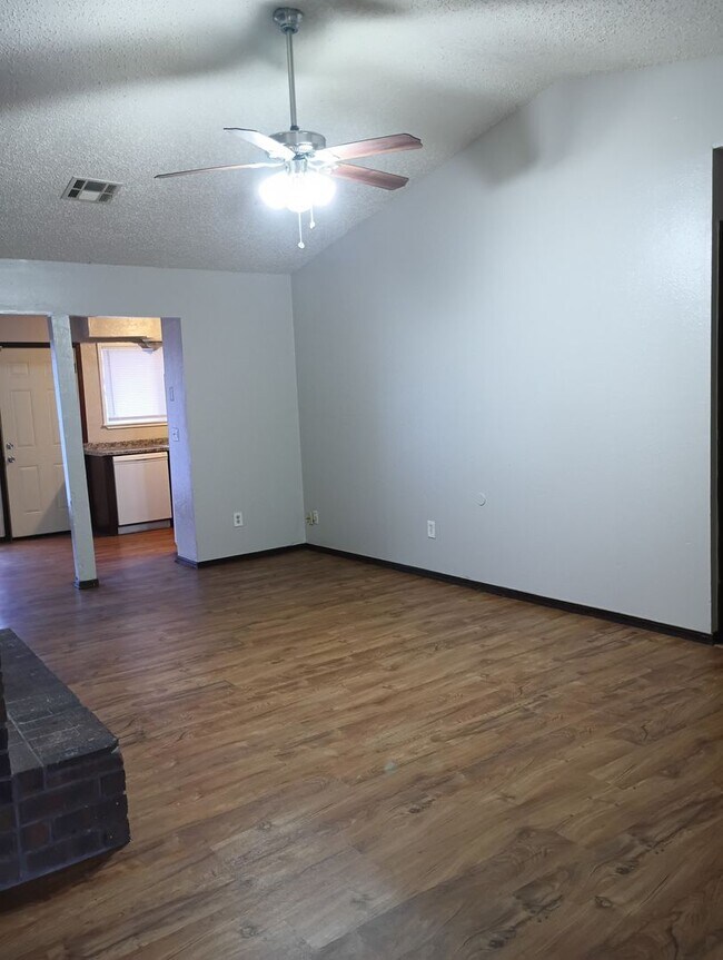 Foto del edificio - 3 bed, 2 bath - Carl Albert Schools!