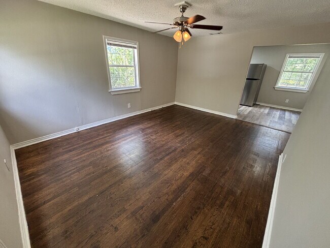 Foto del edificio - Stylish Renovated 3-Bedroom Gem in Prime Tallahassee – Near Downtown!