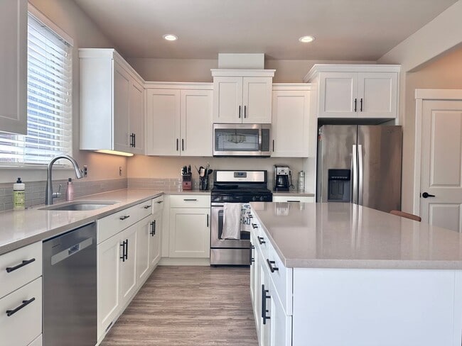 Building Photo - Beautiful 3 Bed, 2.5 Bath in Bend!