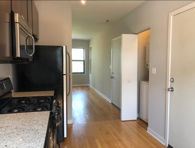 Kitchen - 6704 N Artesian Ave