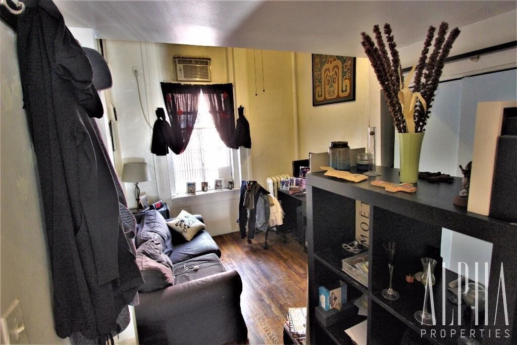 Primary Photo - 228 W 13th St