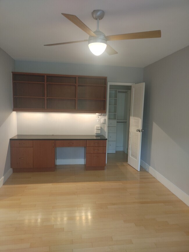 Built in desk! - 1301 N Ode St