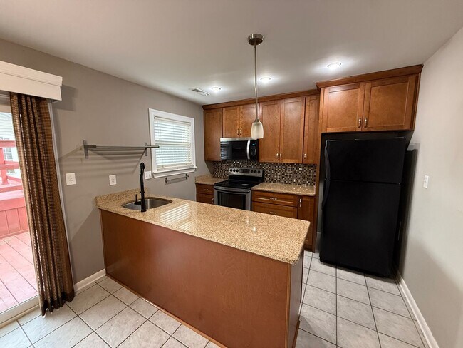 Building Photo - Lovely 3 Bed 2 bath home with vaulted ceiling
