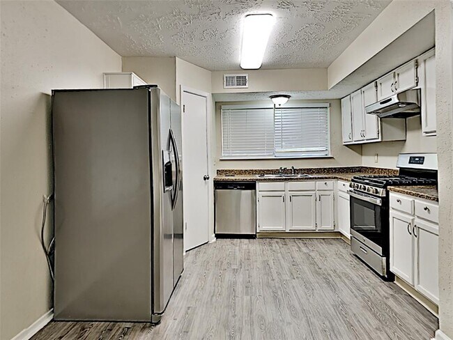 Building Photo - 1111 Huntington Dr