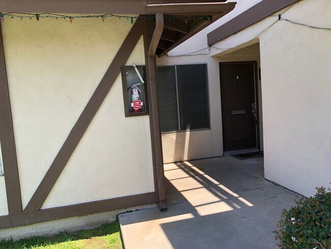 Foto del edificio - Ground floor 2 bed, 2 bath + 1 car garage w/laundry hook ups + 1 spot