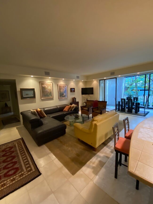 Living room entrance - 4999 Kahala Ave
