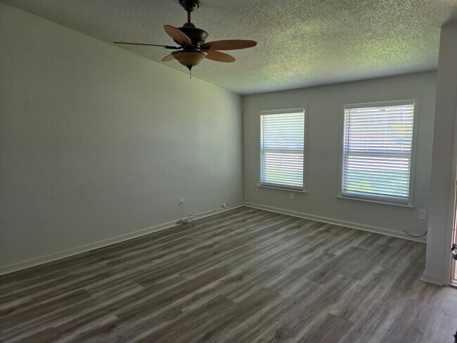 Foto del edificio - 4900 Earlcort Cir