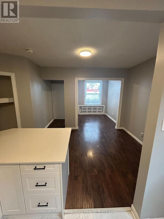 Photo du bâtiment - 883 Somerset St W