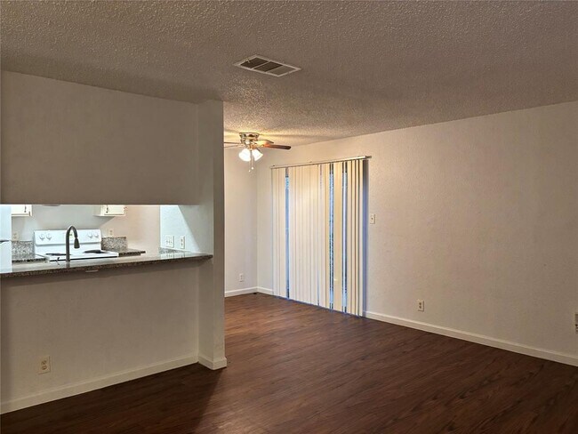 Foto del edificio - 1210 Southport Dr