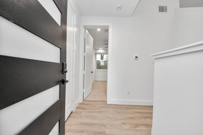 Foto del edificio - 3407 Hutchins St