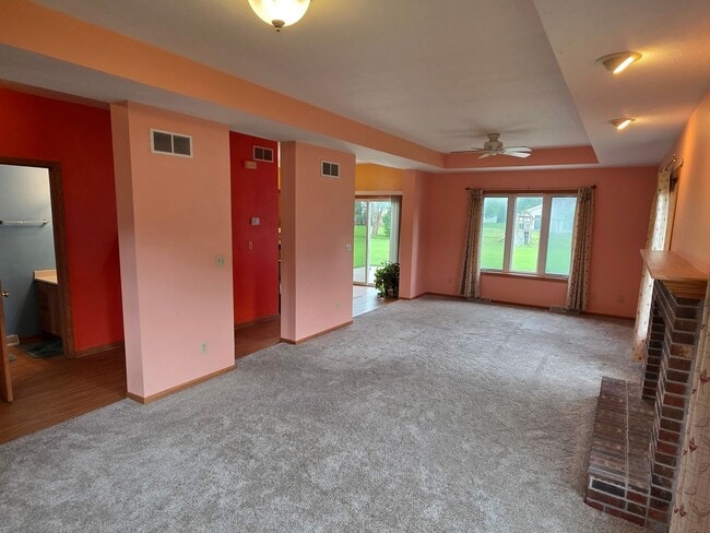 Building Photo - Waukesha 3 bedroom home