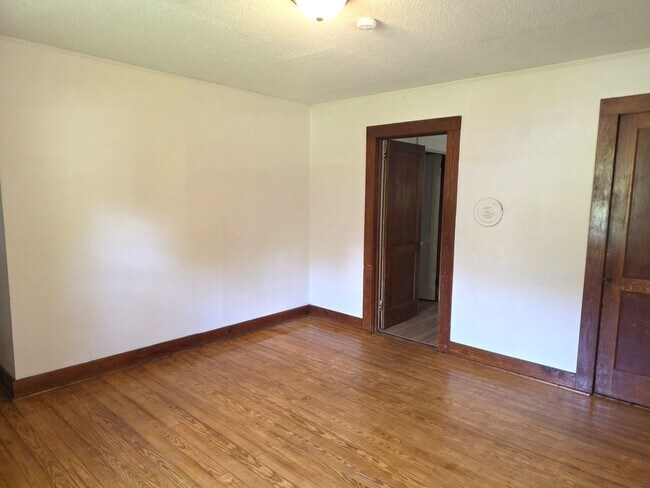 Building Photo - 2 Bedroom • 1 Bath Home – Mount Airy, NC