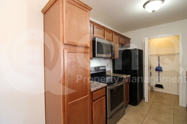 Building Photo - 623 W Guadalupe Rd