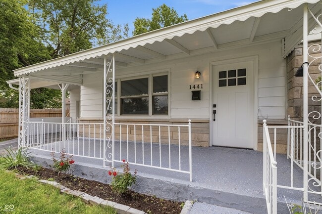 Building Photo - 1441 W Lynn Dr