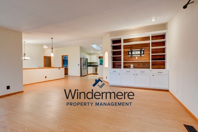 Foto del edificio - 3 bedroom 2.5 bath Two Story Home with a View! *Short lease only*