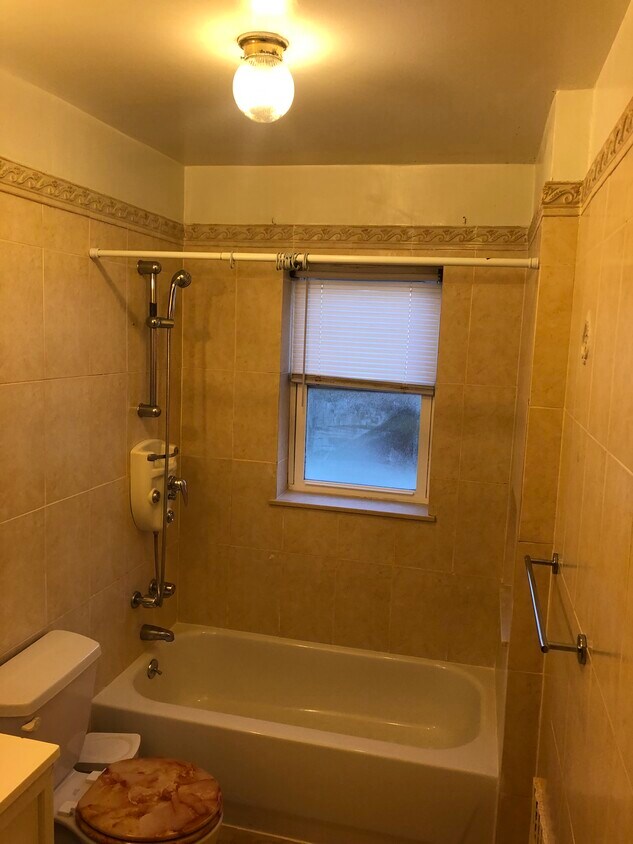 Bathroom with a window - 1940 W 3rd St