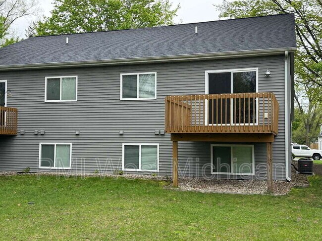 Building Photo - 548 W Elm St