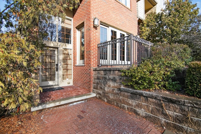 Building Photo - 934 W Huron St