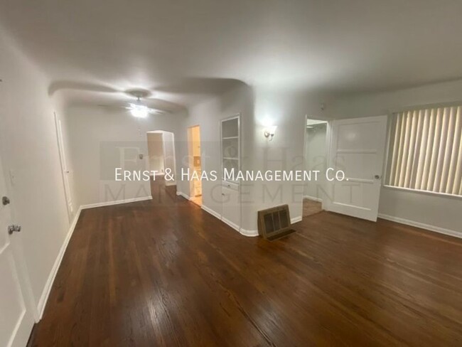 Building Photo - Wonderful 1 Bedroom Apartment Just a Block...