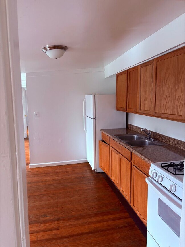 Building Photo - 4 Bedroom Apartment!