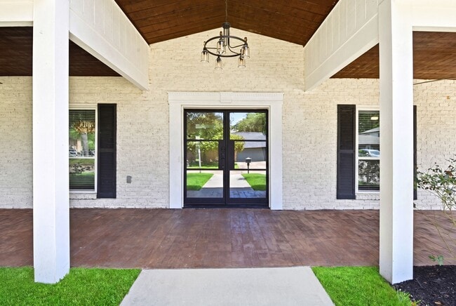 Foto del edificio - 4810 Bayou Vista Dr