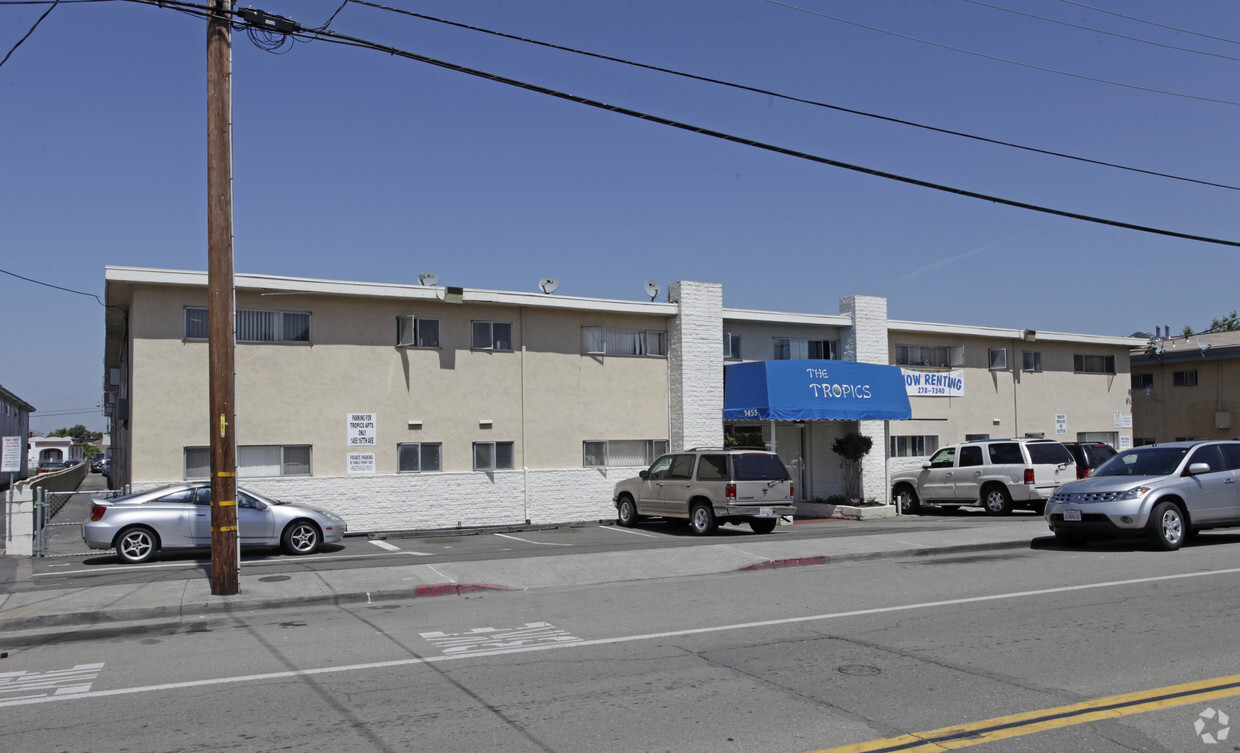 Primary Photo - Tropics Apartments