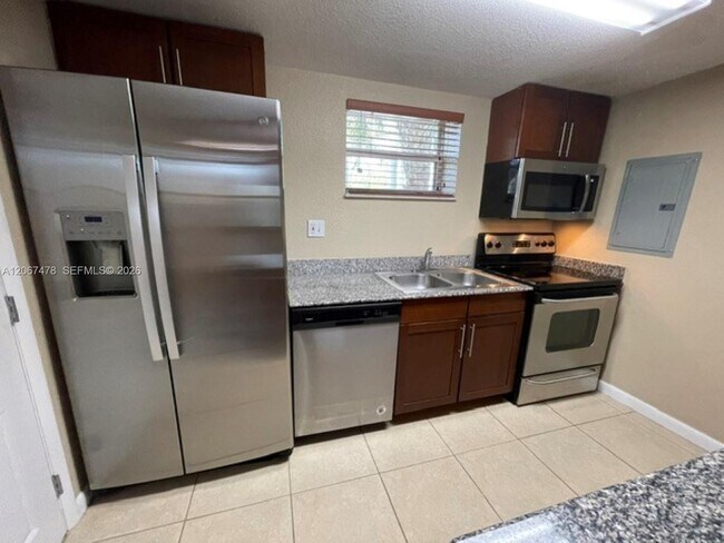 Foto del edificio - 8950 SW 69th Ct