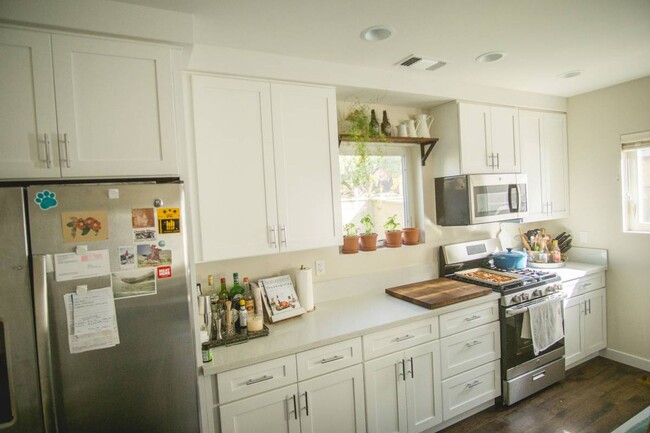 Foto del edificio - Modern Style 3-Bedroom House with Fenced Y...