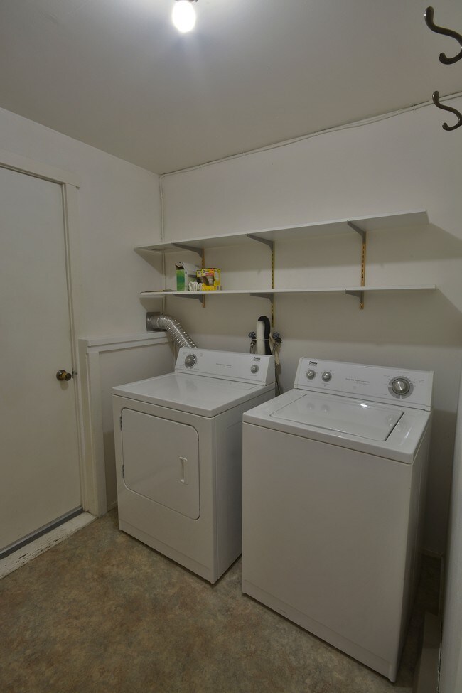 Building Photo - 520 N Bozeman Ave