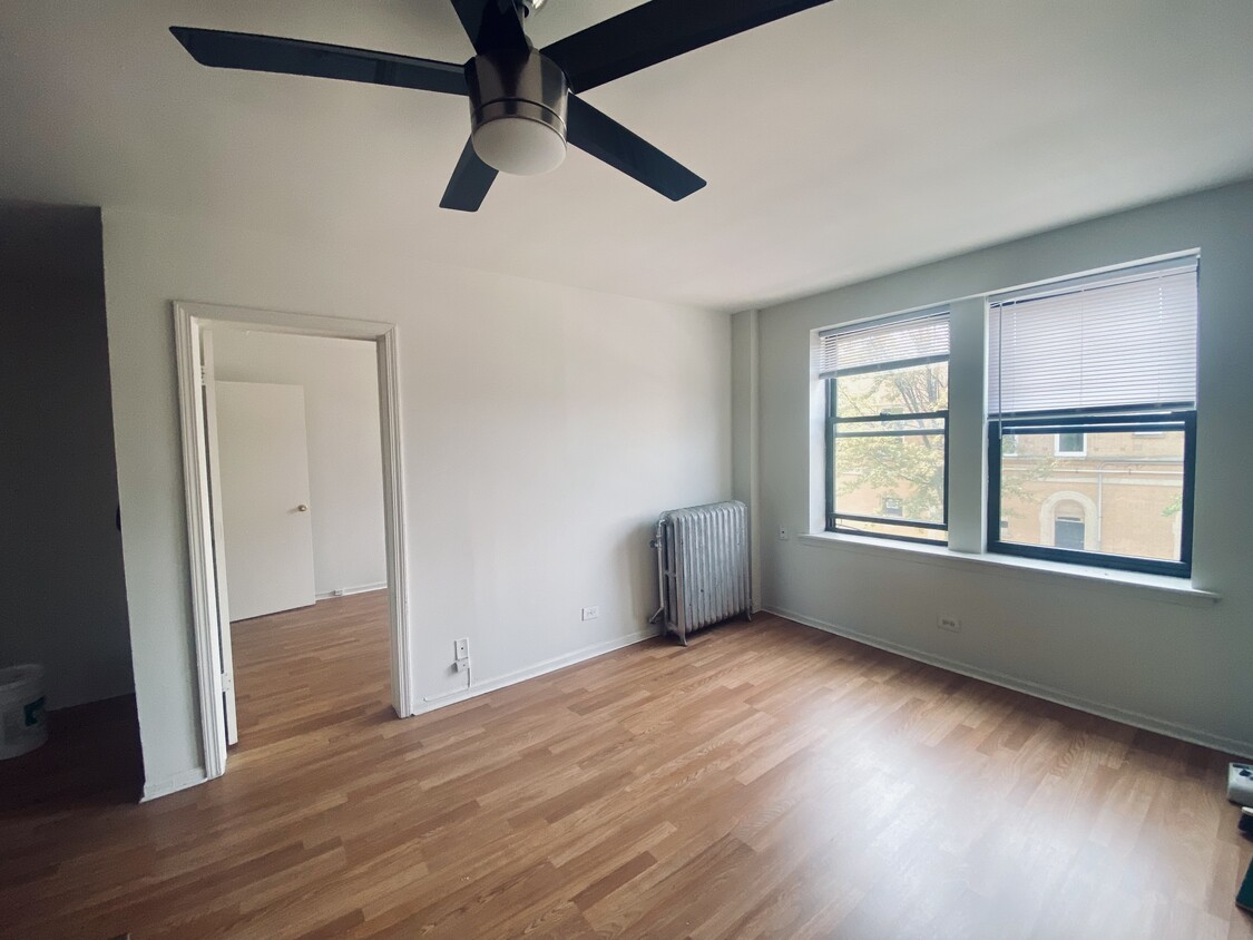 Primary Photo - 3933 N Clarendon Ave