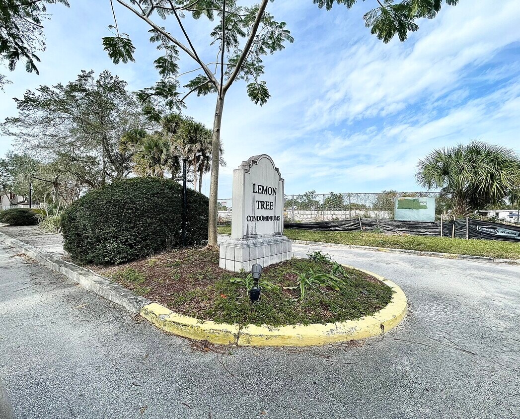 Foto principal - 4365 Aqua Vista Dr