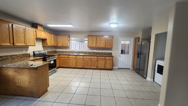 Building Photo - 1127 W 39th Pl