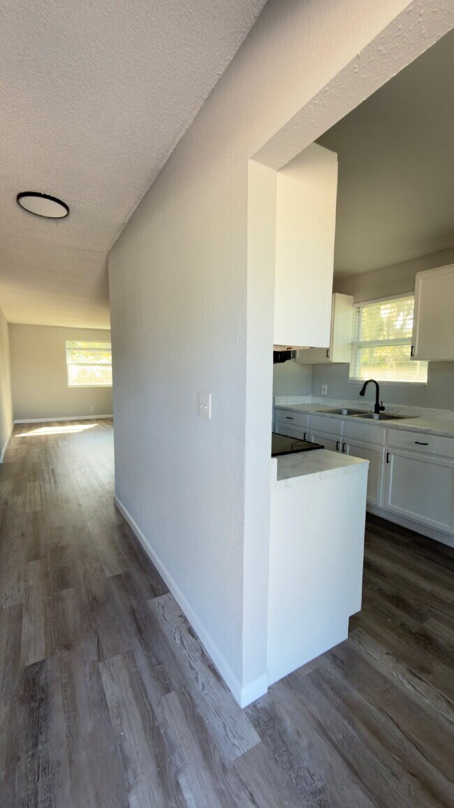 Foto del edificio - Titusville 2 Bedroom w/ Balcony