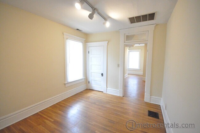 Sala de estar - 401 E Oakland Ave