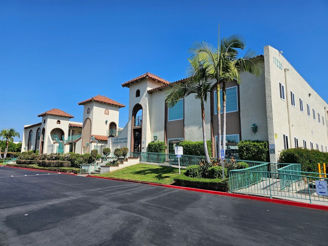 Primary Photo - Fountain Valley - 760 square feet of offic...