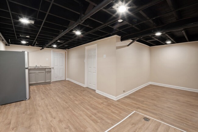 Building Photo - 10238 S Eberhart Ave