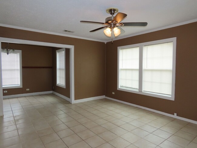 Building Photo - Quaint West Side  3 bedroom 2 Bath Home!